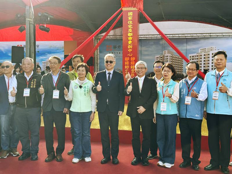 國家住宅及都市更新中心16日於彰化縣員林市舉行「靜修好室A、B」社會住宅新建統包工程動土典禮，內政部常務次長吳堂安（前中）、民主進步黨立委陳素月（前左4）及黃秀芳（前右3）、國家住都中心董事長花敬群（前右4）等人與會。