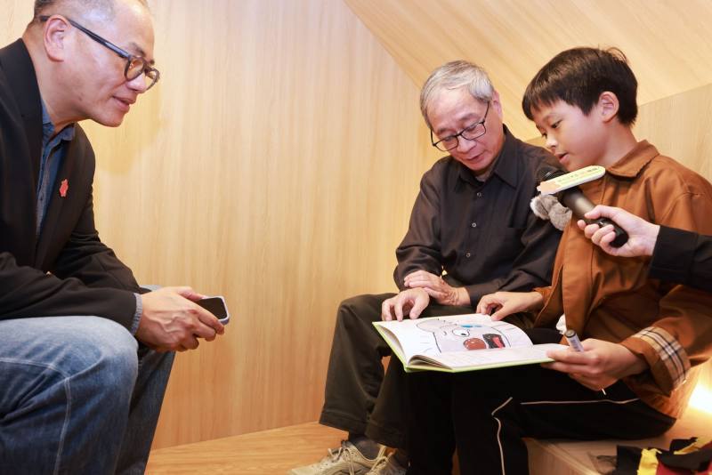 Picture book author Wu Yen-teng (first from right) shared his creation with Minister Li Yuan (second from right)