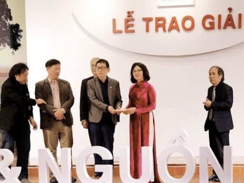 台文筆會於越南作家協會第3屆「浪左」詩歌頒獎典禮領獎時宣布，將4000萬越南盾獎金全數捐出，並由近日中越暴雨受災戶代表接收，獲得現場觀眾滿堂喝采。（蔣為文提供）