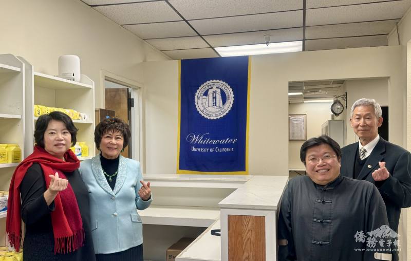 黃彥豪(右前)介紹校區