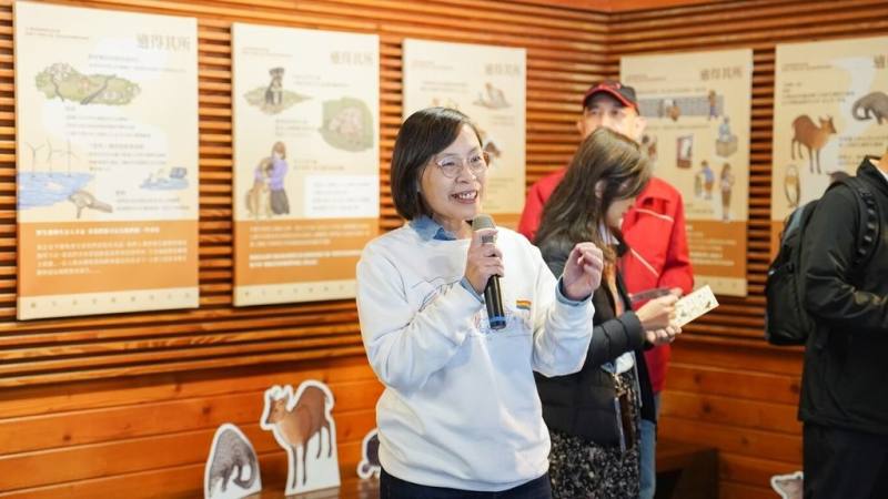 「適得其所」以動保挺野保巡迴展17日在阿里山車站開幕，挺挺網絡社會企業創立人劉偉蘋（前）參與導覽，希望透過展覽讓更多人看見台灣在野生動物保育上的努力。（林保署嘉義分署提供）