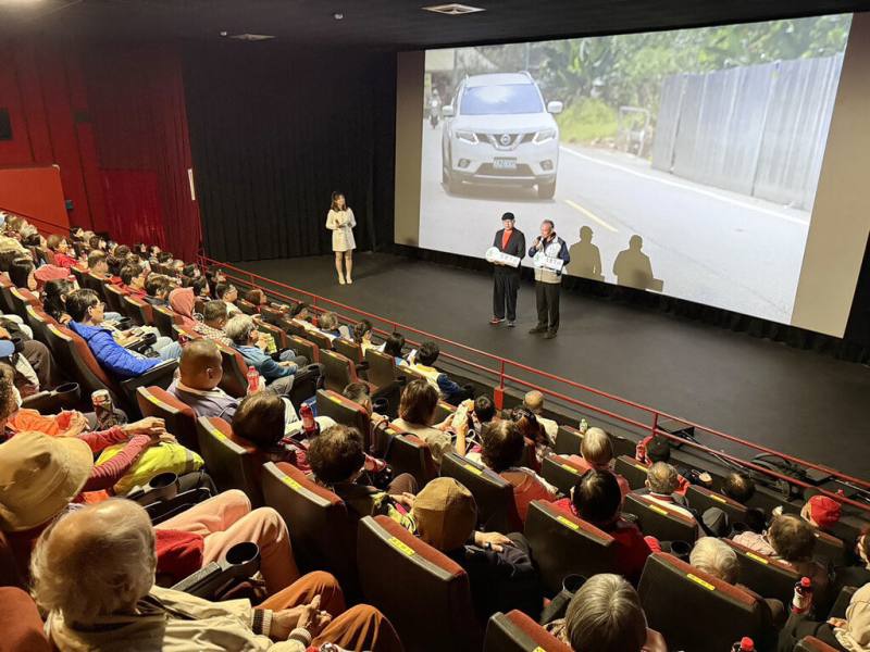 南投縣政府以竹山鎮延正社區、竹山社區及國姓社區等在地感人故事為題材，拍攝社區微電影，並由社區民眾擔綱演出，作品涵蓋老人、家庭、兒少與跨文化議題，展現南投社區力量及情感，17日於南投戲院舉行3部影片首映會。（南投縣政府提供）