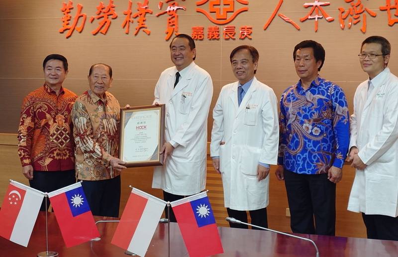 9旬新加坡企業家魏耀坤（左2）7年前確診晚期攝護腺癌，經嘉義長庚醫療團隊精準治療，病情穩定控制至今，17日帶全家人來到嘉義感謝泌尿科醫師林威宇（左3），稱讚台灣醫療值得世界信任。