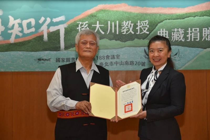 前原民會主委孫大川（左）16日將從事研究及創作多年的手稿、筆記及珍貴歷史照片，捐贈給國家圖書館，館長王涵青（右）特別致贈感謝狀。（國家圖書館提供）