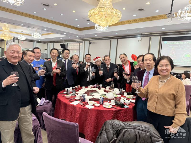 廖政豪(左7)、多倫多文教中心主任藍柏青(左５)僑務委員黃煌裕(左2)、簡許邦(左1)等僑領與多倫多龍岡親義公所主席趙挺秀(左4)及成員僑務諮詢委員張勝煥(左6)等合影