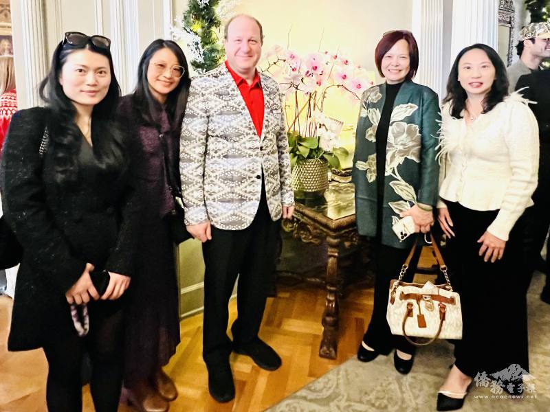 （左至右）顏莉莉、黃綾綾、錢微之、王雅瑜與州長 Jared Polis 及由副會長錢微之贈與州長的蘭花合照