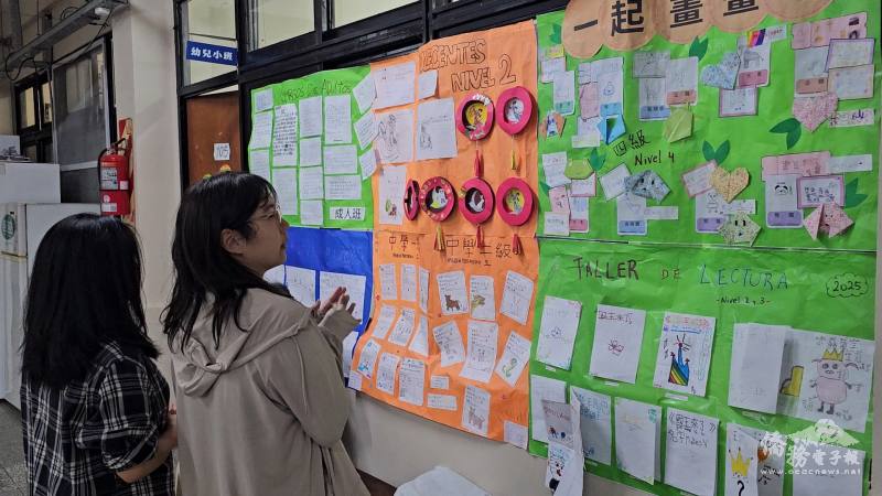 校慶活動中，家長與來賓參觀各年級年末成果展布置，透過作品與學習紀錄，了解學生一年來在華語與文化學習上的成長