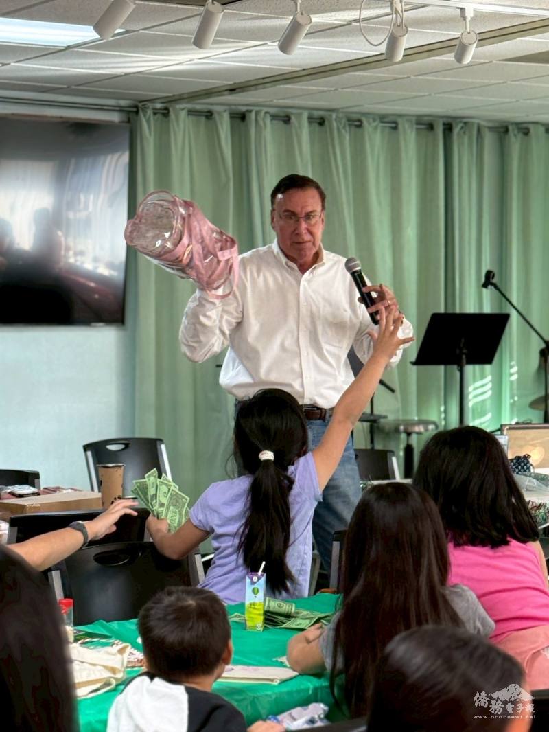 拍賣官John Mejia主持競標活動緊張刺激