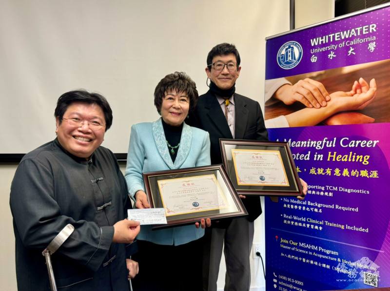 捐贈儀式由校長黃彥豪(左)頒發感謝狀給北加州華僑會館館長吳毓苹(中)及世界台灣同鄉聯誼總會總會長吳睦野(右)