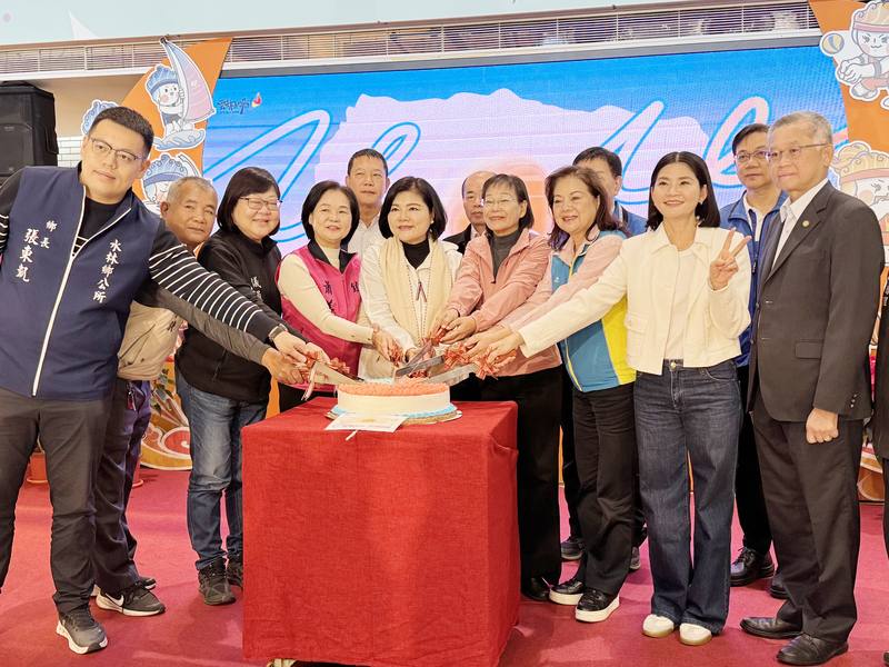 雲林縣長張麗善（前排中）17日宣布，明年元旦升旗典禮移師至北港鎮北辰國小，隨後徒步到北港朝天宮，將「手工平安袋」帶回家，同時召集1月1日出生的元旦壽星，贈送100份獨家生日禮包。