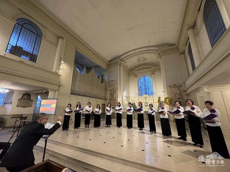 在團長楊張兆玲與指揮廖培超的帶領下，13位團員以精湛合唱實力，演繹多首中外經典曲目