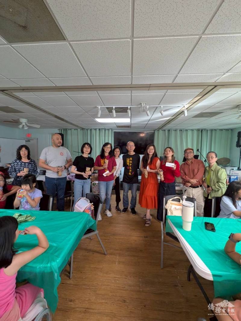 天柏中文學校頒發禮金與飲料感謝辛勤的教師群