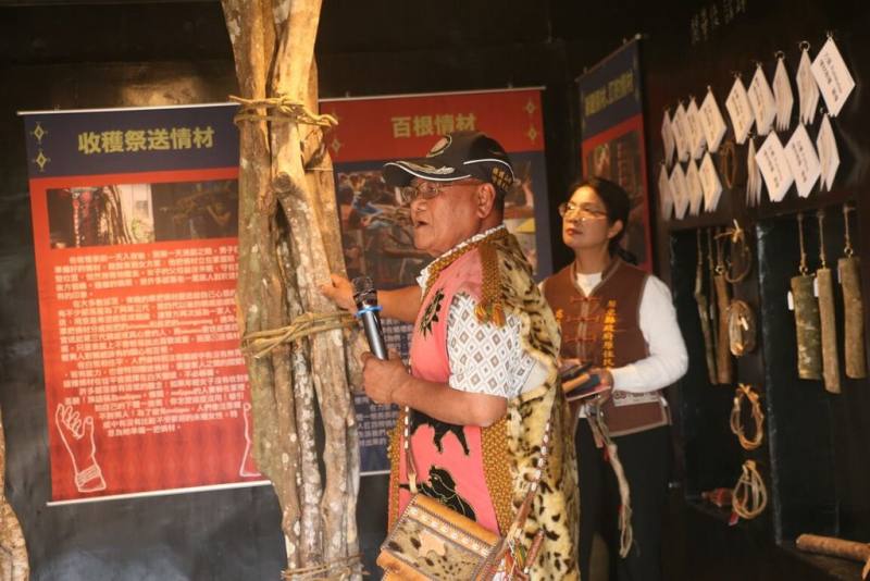 屏東縣來義鄉白鷺社區發展協會「排灣族送情材文化計畫成果展－我愛你怎麼辦」，16日在南和村舊農會開展；展覽內容包含田調部落地圖、情材文化生活脈絡、情材採集、情材削剪與綑綁、收穫祭送情材儀式、百根情材儀式、鞦韆情材及訂約情材儀式，情材回禮8個面向，並展現排灣族各部落不同的特色送情材文化。（屏東縣來義鄉白鷺社區發展協會提供）