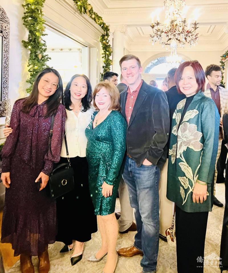 （左至右）黃綾綾、王雅瑜、錢微之與副州長 Dianne Primavera 及幕僚長 Mark Honnen 合照