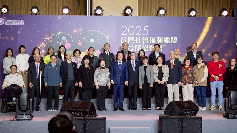 總統和出席人員合影