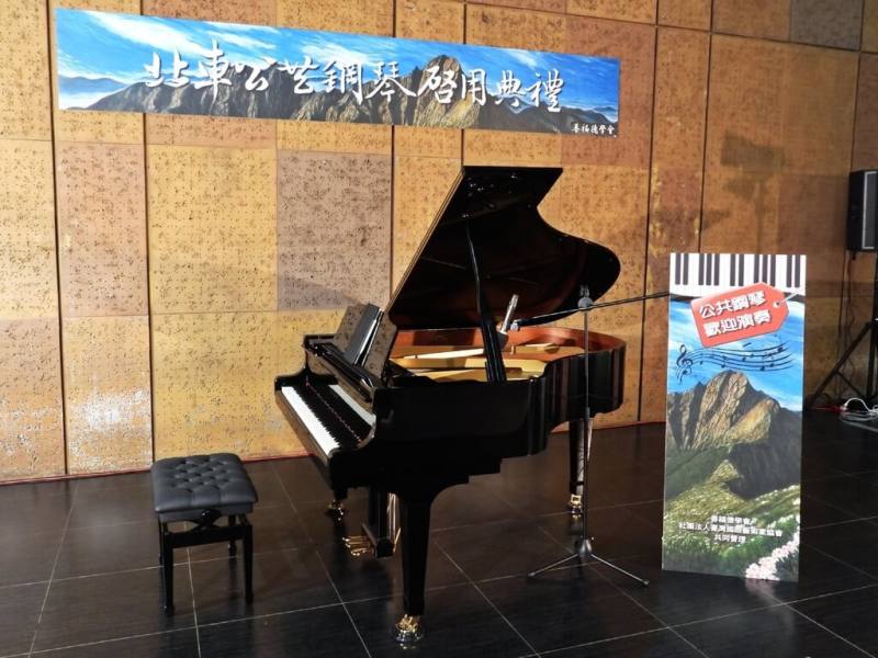 台鐵台北車站16日引進公共鋼琴進駐1樓大廳，典禮活動主視覺以「玉山美景」為靈感，象徵台灣的高度與厚度。（台鐵公司提供）