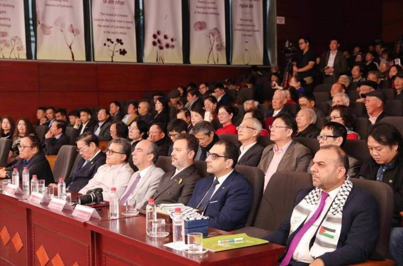 第3屆「浪左」詩歌頒獎典禮由越南作家協會15日在河內博物館舉辦，現場超過200位各國作家、使館代表等與會者。（越南作家協會提供）