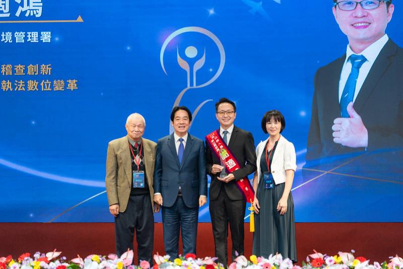 總統頒發「公務人員傑出貢獻獎」予得獎者