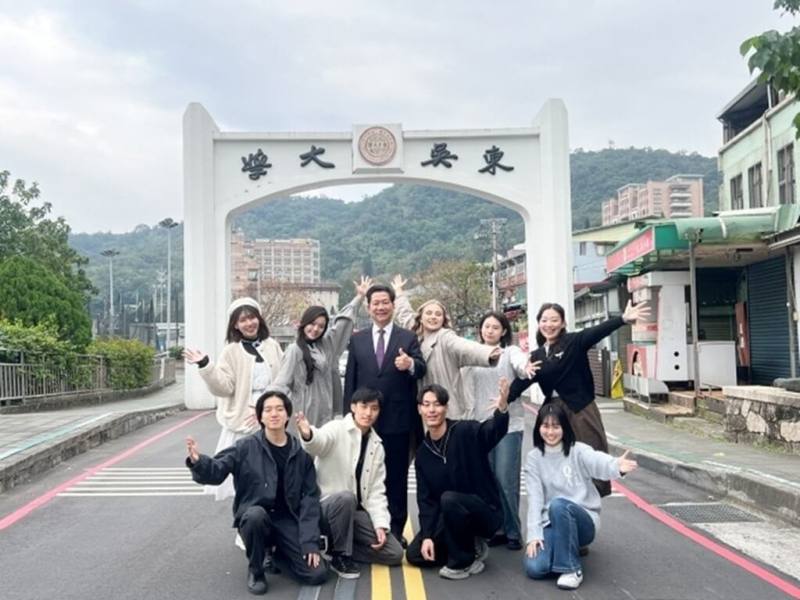 東吳大學宣布，115學年度起設立「東吳大學端木愷校長獎學金」，學測或分科測驗成績表現特別傑出，並以東吳為第1志願錄取的新生，最高4年可獲新台幣240萬元獎勵。（東吳提供）