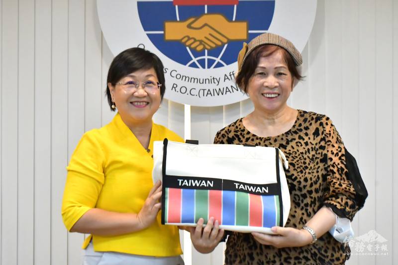 僑務委員會委員長徐佳青致贈紀念品予大溫哥華臺灣同鄉會會長吳清桂