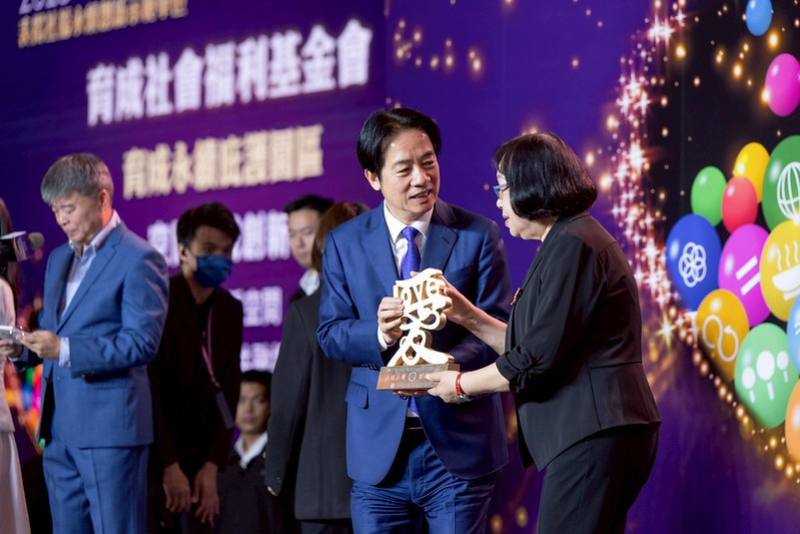 賴清德總統16日晚間出席「2025台灣社會福利總盟聯合感恩餐會」