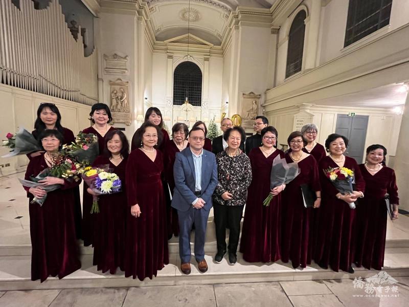 駐英國代表處僑務組組長葉帝余(第一排左四)、僑務委員聞頴(第一排中)應邀出席表達誠摯祝賀