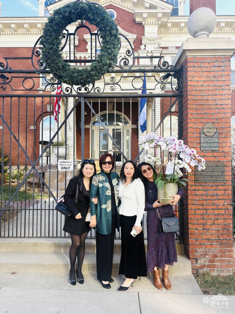 （左至右）丹佛台灣商會秘書顏莉莉、副會長錢微之、會長王雅瑜及秘書長黃綾綾參與建州 150 週年假日慶祝派對，於州長官邸前合照
