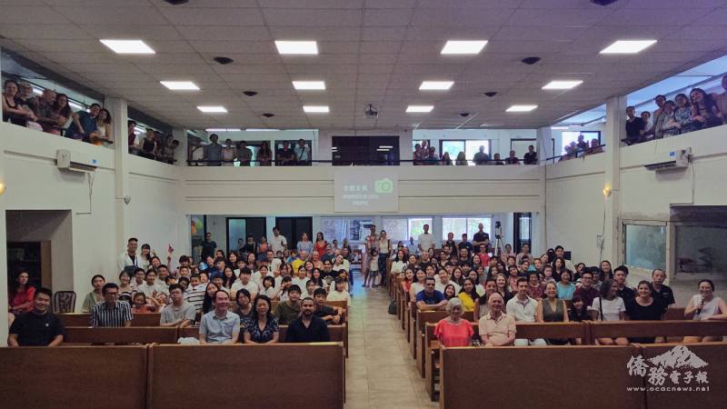 與會人員合影留念，為新興中文學校校慶活動留下珍貴紀錄