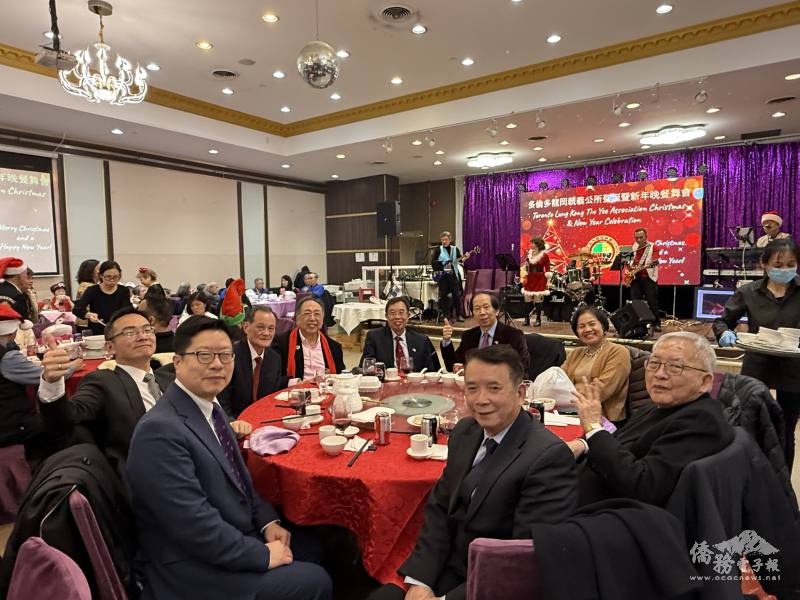 黃煌裕、簡許邦，僑務諮詢委員陳勇儀(左4)、金聲白(左3)、楊俊宏(右4)及安省中華總會館共同主席林樹榮(右5)與徐月秋(右3)等人共襄盛舉，持續深化僑團與公所之交流