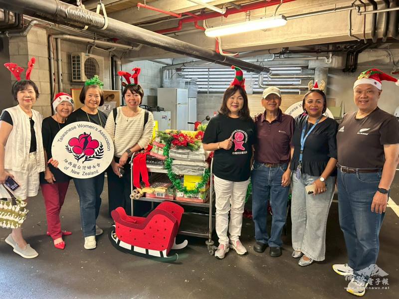 紐西蘭台灣婦女會會長陳姿穎、理監事及僑務秘書王詩婷親自將物資送達