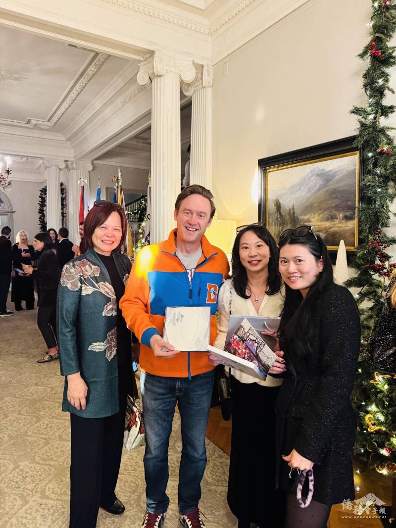 （左至右）錢微之、王雅瑜、顏莉莉與丹佛市市長 Mike Johnston 合照