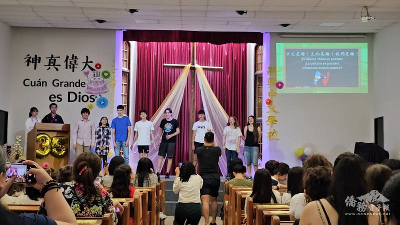 新興中文學校國際部學生以短劇配音形式呈現《中文是橋》，透過角色對話介紹台灣與阿根廷文化，展現華語作為跨文化溝通橋梁的學習成果