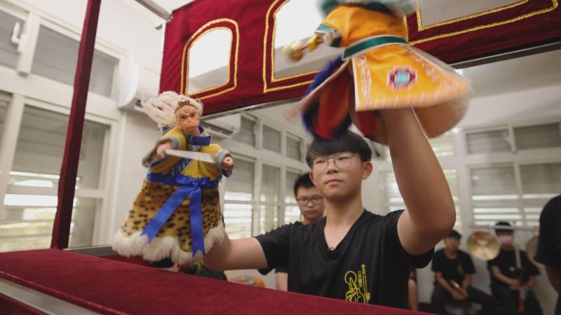 新北市三芝國中布袋戲社團承載在地文化，從操偶演出到音樂配樂全程參與，讓傳統技藝在校園持續發光