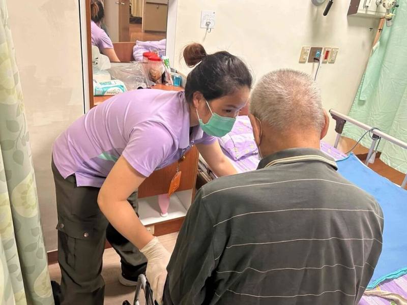 在台東迦南護理之家任職的越南籍照顧服務員胡氏鶯 （左），用耐心和勤奮，從移工變成跨專業合作的專業人才，成為台東迦南護家首位轉任「中階技術人員」的外籍照服員。（台東基督教醫院提供）