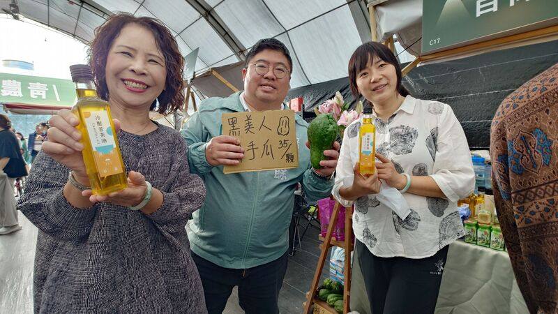 嘉義縣政府12月13日到21日在中埔穀倉農創園區舉辦「2025 高山茶都．嘉義」活動，民主進步黨籍立法委員蔡易餘（中）18日與中埔鄉長李碧雲（左）到「高山茶都」嘉義農產銷售區為青農加油。