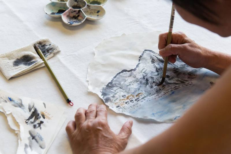 台北市立美術館與台北表演藝術中心合作「2025街事美術館:遊山玩水」計畫，並透過「在水的另一方：當代水墨繪寫創作坊」，邀請台北士林區居民以創作傳達記憶中的風景。（北美館提供）