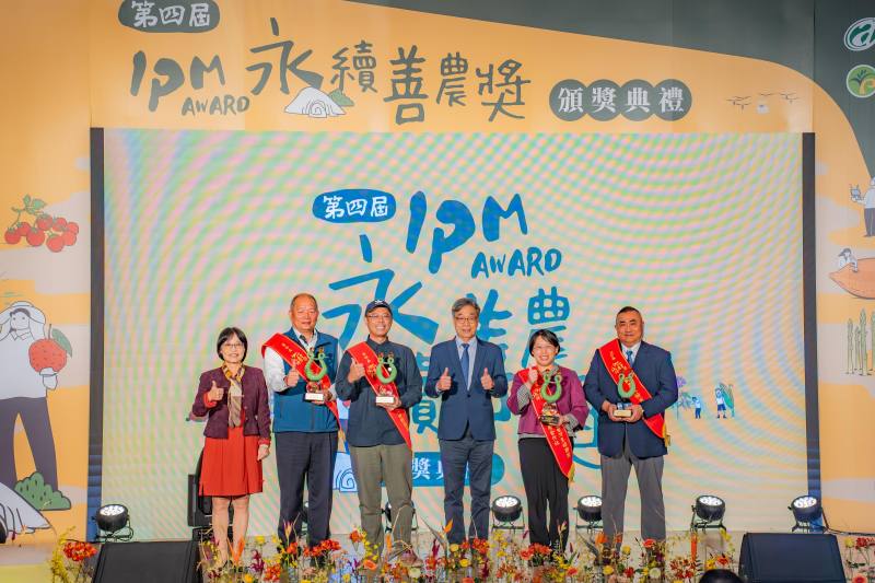 農業部陳部長駿季與永續善農獎行銷推廣組得獎者與入圍者合影