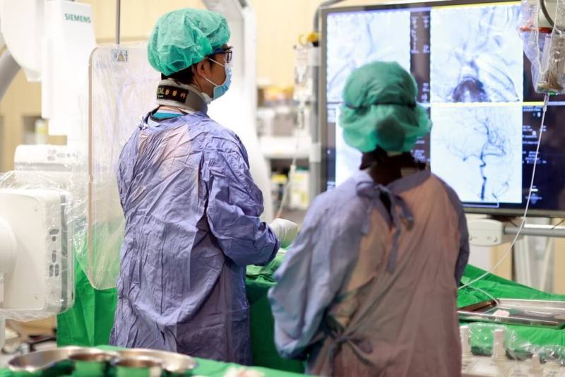 新北市亞東醫院18日表示，日前在「2025年品質認證」獲頒6項認證；其中，腦中風團隊結合智慧醫療與區域聯防，成為新北中風救治樞紐。（亞東醫院提供）