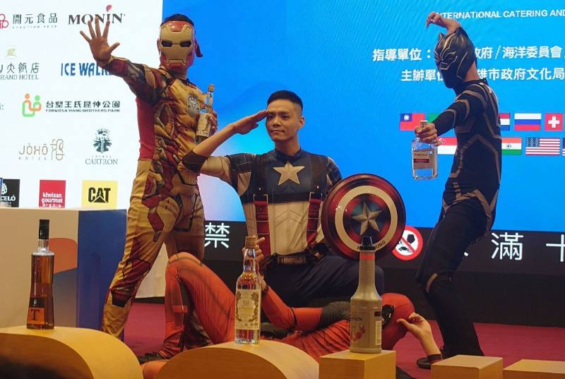 歷屆花式調酒冠軍所組成的「冠軍聯盟」演出