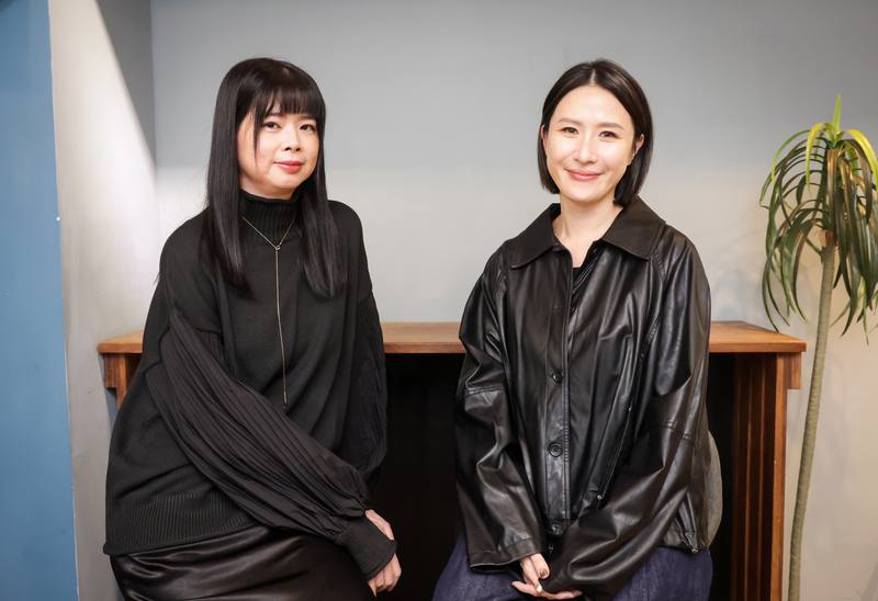 戲劇「如果我不曾見過太陽」由製作人麻怡婷（右）和編劇林欣慧（左）共同合作，她們接受中央社專訪提及，戲劇赤裸點出家庭失能、性侵等社會議題，希望可以喚起社會關注，進而找到解決方法，讓受害者不孤獨無助。