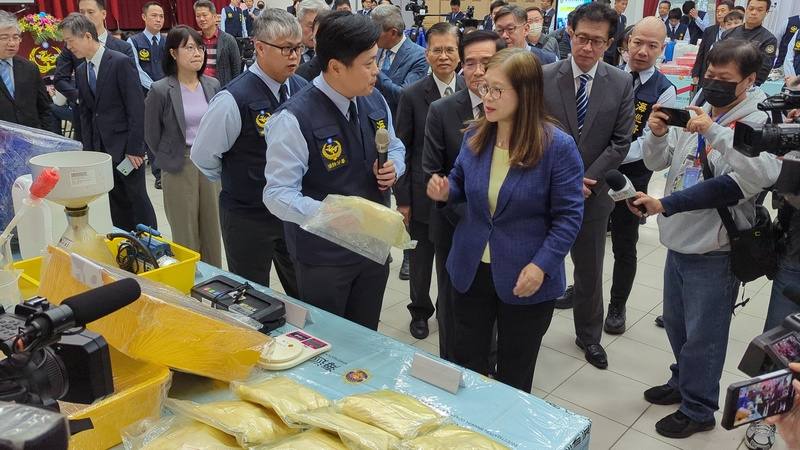 Ocean Affairs Council Minister Kuan Bi-ling (front right) inspects seized narcotics presented by a Coast Guard Administration official on a news conference in Taichung on Wednesday. CNA photo Dec. 17, 2025