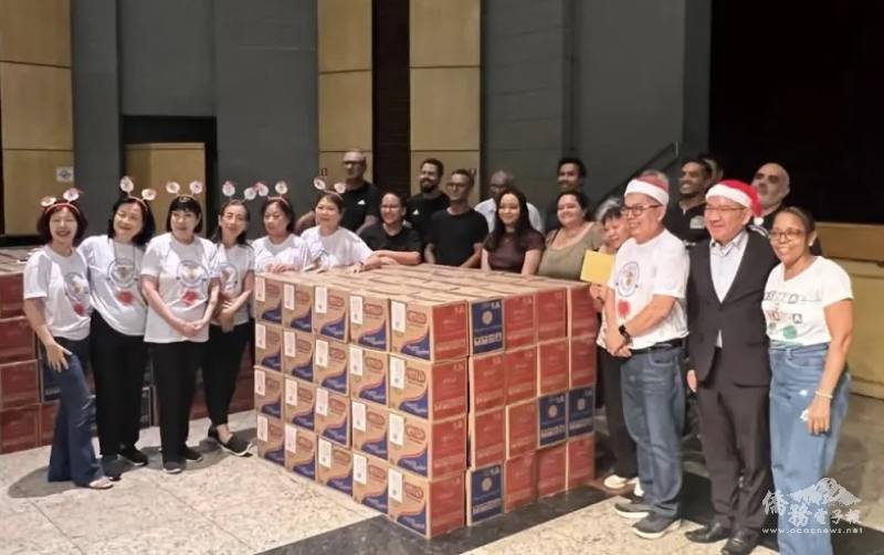 聖保羅文教中心主任尤正才(右2)、巴西客屬崇正會會長鍾建仁(右3)、慈善組組長李淑媛(左2)和受贈慈善機構合影