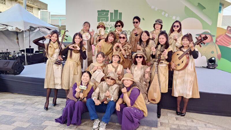 嘉義縣茶文化協進會18日在2025高山茶都活動中，展演茶染時尚走秀，素人模特兒穿戴阿里山茶的不同面向，在國樂聲中呈現茶產業文化厚度。