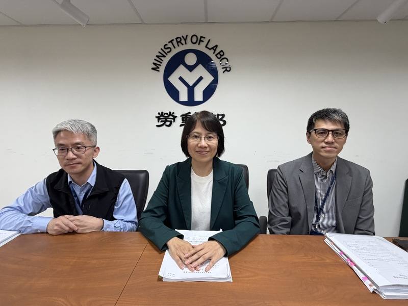 勞動部就業安定基金委員會17日開會，勞動力發展署長黃齡玉（中）會後說明，就安委員同意衛福部提報增加預算，兩部會將各編列新台幣8820萬挹注聘僱外籍家庭看護工使用喘息服務，讓服務延續。