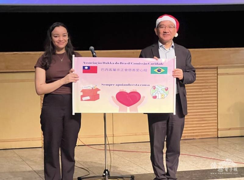 尤正才（右）致贈食物籃捐贈牌給慈善機構代表