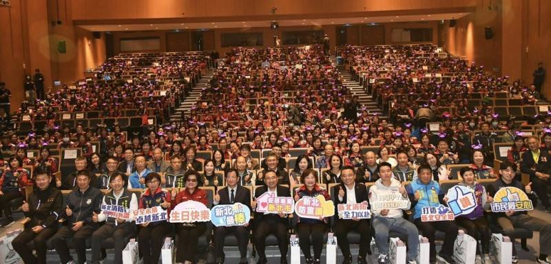 新北市義消總隊防火宣導大隊26週年慶暨萬金石防宣分隊成軍典禮17日舉行，市長侯友宜（前左7）出席主持授旗儀式並表示，市府會持續支持防宣工作，打造更安心、更幸福的新北市。（消防局提供）