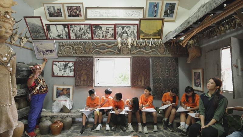 臺東縣土坂實小以排灣族全人教育理念為核心，課程採「一季一主題」，結合知識與實作，讓學生身歷其境學習