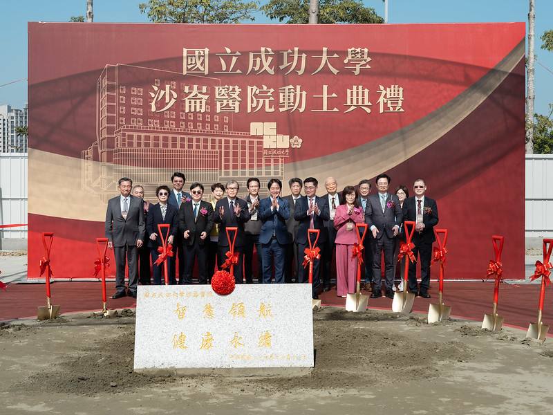 總統與現場貴賓一同進行祈福動土儀式