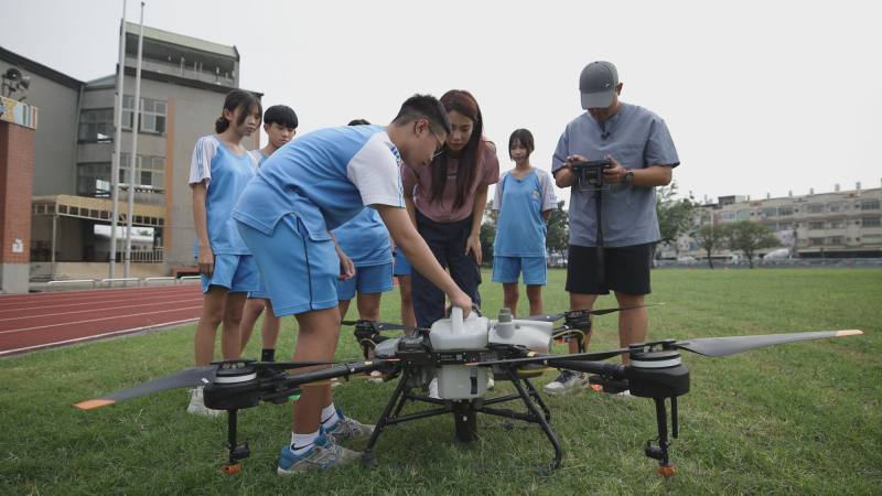 屏東縣東新國中發展技藝教育，學習無人機於農業作業的應用，讓智慧農業與日常生活更加貼近