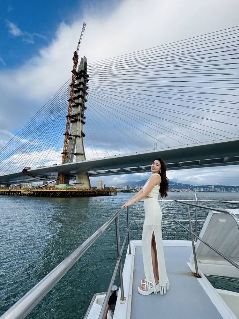 新北市立淡水古蹟博物館與十三行博物館推出水陸雙遊程，所有路線皆可搭乘包船出航，以最近距離欣賞世界最大跨徑單塔不對稱斜張橋淡江大橋，首發團將在27、28日出發。（新北市立淡水古蹟博物館提供）